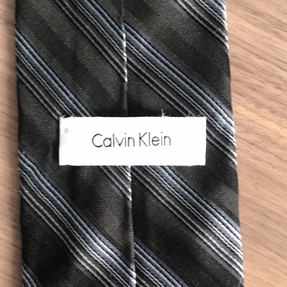 Like New! 100% Silk Tie Calvin Klein - Blue & Black - Picture 4 of 5